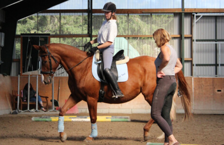 Reitlehrerin erklärt Schülerin